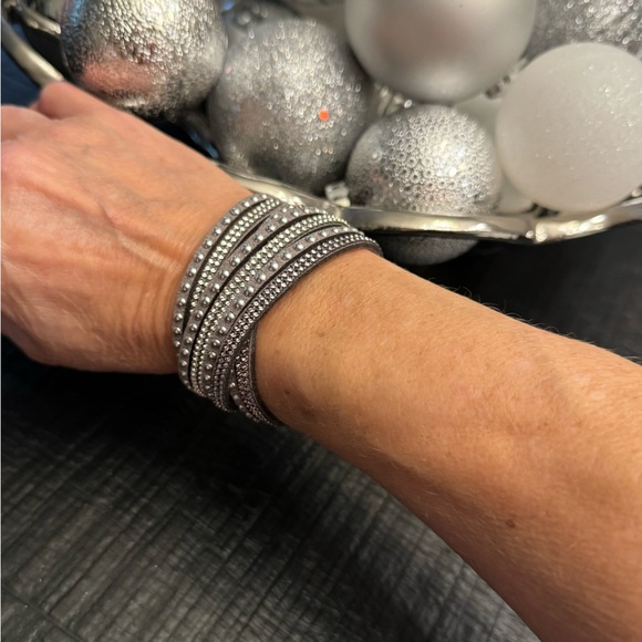 Trendy Gray Suede Rhinestone Wrap Bracelet NWT - Picture 5 of 5